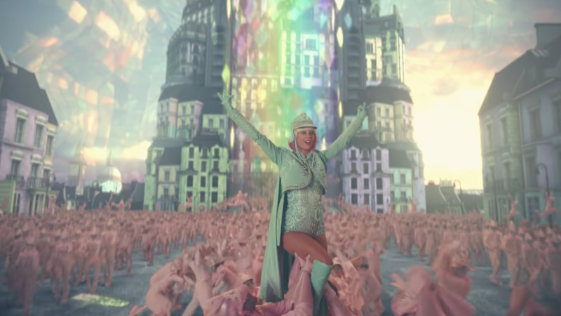 Illustration for article titled Taylor Swift Attempts Mary Poppins Fanfic in 'ME!'